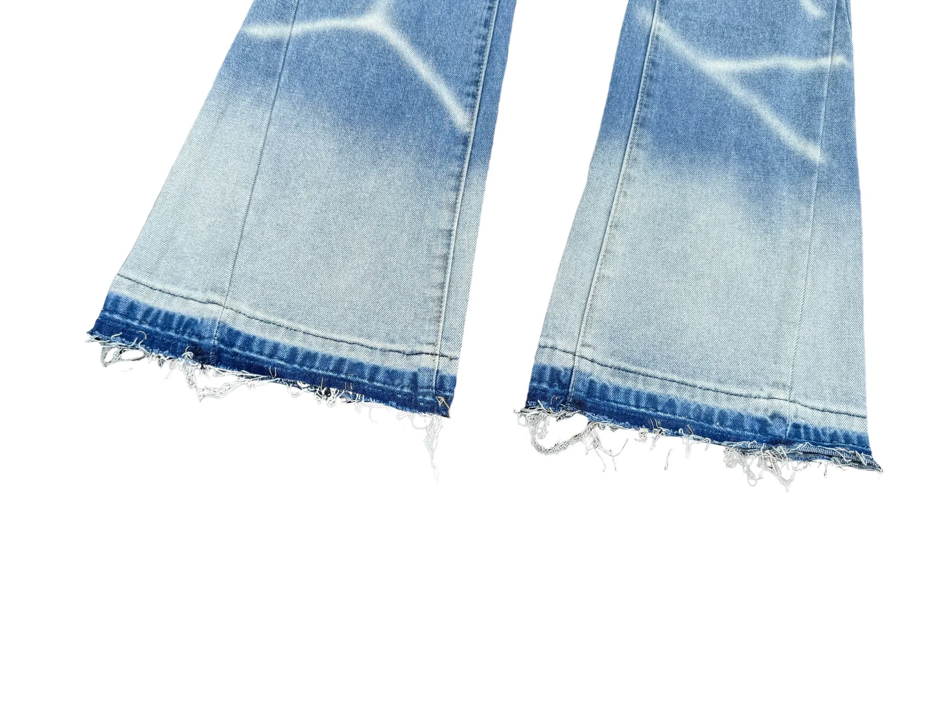 P240💰G66 GALLERY DEPT. Denim spliced ​​with all-over printed leather ripped bell-bottoms, washed and distressed jeans. GALLERY is attracted by these bell-bottoms. Whether it is a reset of Carhartt or Levis, it has created a strong brand style. Since these pants are modified from rare vintage, the production capacity is limited. Therefore, after many icons wore them, these pants were once hard to find. Later, perhaps due to the improvement of GD's business in the past two years and the expansion of production lines, the brand itself lowered the price, so I can't wait any longer for these pants this year and will definitely buy them. During the process of the denim washing plant, the owner of the washing plant helped introduce a boss who had worked for Levi's foundry and started his own business. This also paved the way for the following styles. Therefore, Levi's remodeled single product for the base plate is really familiar. Whether it is the fabrics supplied or the lathes used in production, there is nothing to choose from. -Color: blue -Size: S-XXL (corresponding to 28-36)
